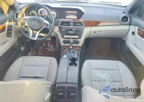 2013 Mercedes-Benz C 250 z USA, uszkodzony, nr VIN WDDGF4HB5DA864106